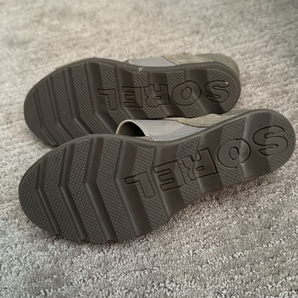 Super comfortable Sorel khaki wedges. Size 6.5 - Picture 4 of 5